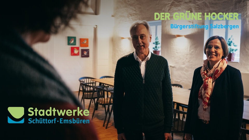 Zwei Personen lachen in die Kamera